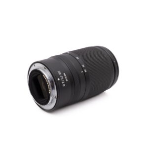 Nikkor 28-75mm f2.8-3 Sigma 30mm f/1.4 DC DN Sony E - Käytetty kameran objektiivi on kyljellään valkoista taustaa vasten, ja siinä näkyy objektiivin kiinnitys ja aukon merkinnät.