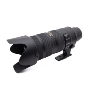 Käytetty Nikon AF-S Nikkor 50mm f/1.8 G (Kunto K4.5) -kameran objektiivi näkyy valkoisella pohjalla, ja siinä on näkyvissä ohjauskytkimet ja piipun merkinnät.