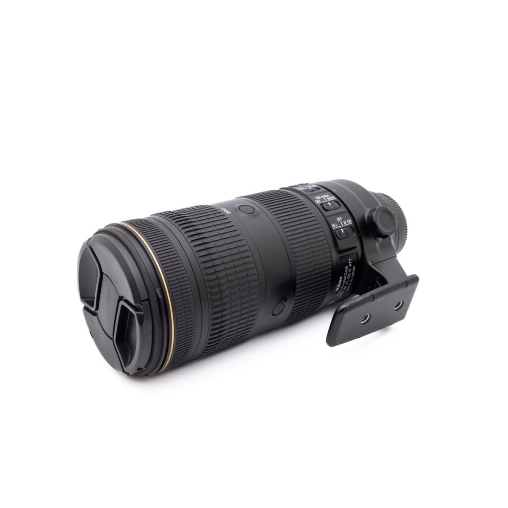 Nikkor 70-200mm f2.8-1 Käytetty Canon Speedlite 430EX -salamalaite, jossa on musta runko ja hopeiset korostukset, kuvassa kyljellään valkoista taustaa vasten.