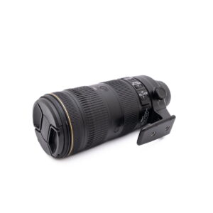 Nikkor 70-200mm f2.8-1 Käytetty Canon Speedlite 430EX -salamalaite, jossa on musta runko ja hopeiset korostukset, kuvassa kyljellään valkoista taustaa vasten.