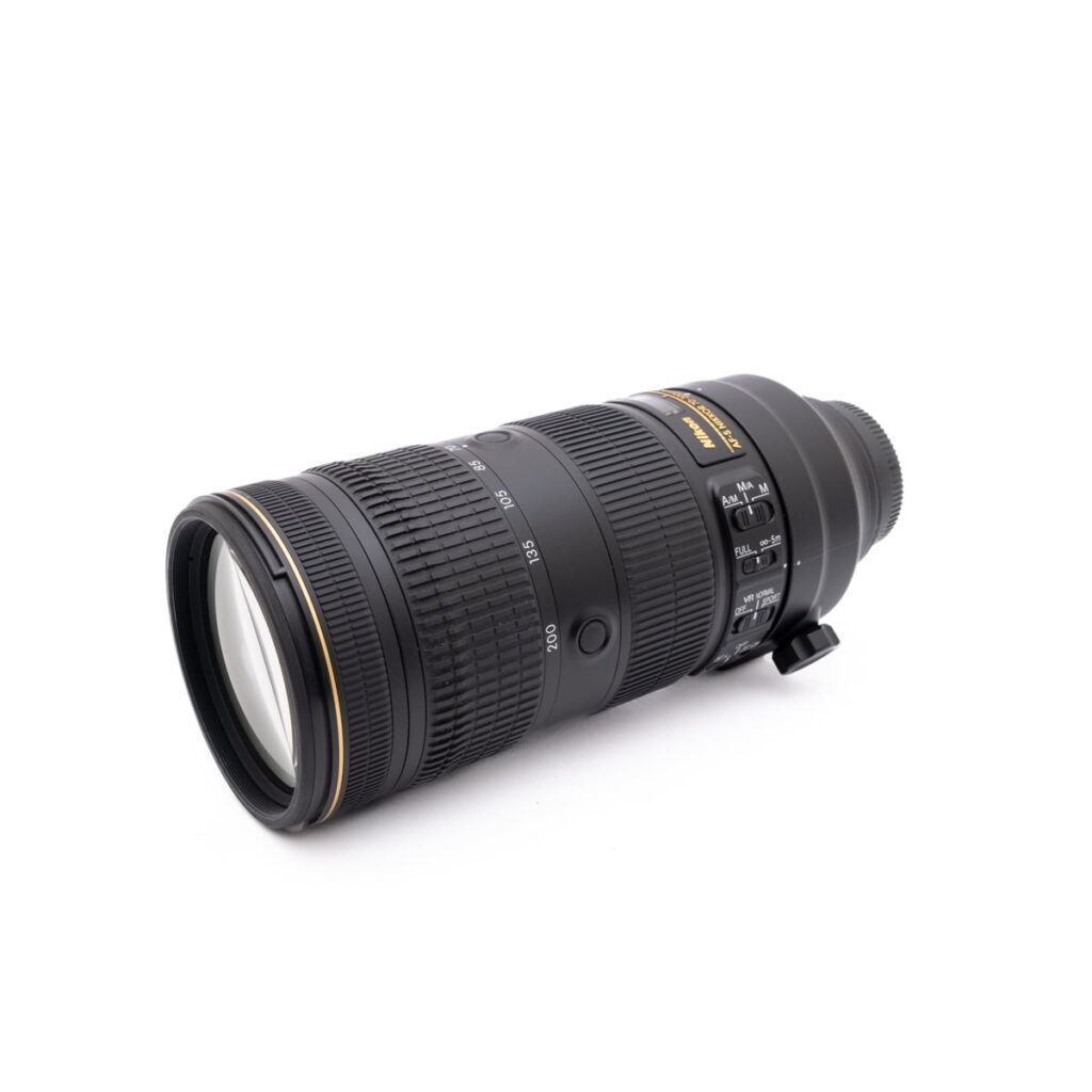 Nikkor 70-200mm f2.8-2 Canon Speedlite 430EX - Käytetty salamalaite, jossa on ohjauspainikkeet ja näyttö, kuvattuna kulmassa valkoista taustaa vasten.