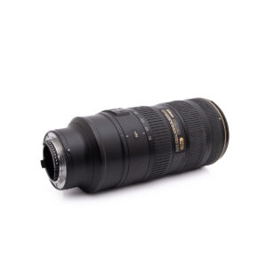 Nikkor 70-200mm f2.8 II-3 Nikon Nikkor Z DX 16-50mm f/3.5-6.3 VR - Käytetty objektiivi, jossa on kultaiset korostukset, sivulleen valkoista taustaa vasten, zoomaus-/tarkennusrenkaat ja metallinen kiinnitys.