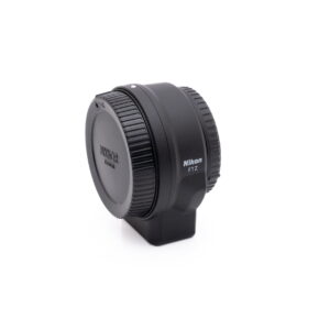 Nikkor FTZ adapter-1 Canon Speedlite 430EX - Käytetty salamalaite seisoo pystyssä valkoisella taustalla, ja sen sivussa ja etupuolella näkyy Canon-brändi.