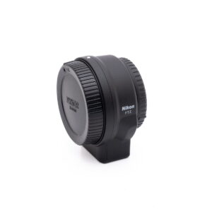 Canon Speedlite 430EX - Käytetty salamalaite seisoo pystyssä valkoisella taustalla, ja sen sivussa ja etupuolella näkyy Canon-brändi.
