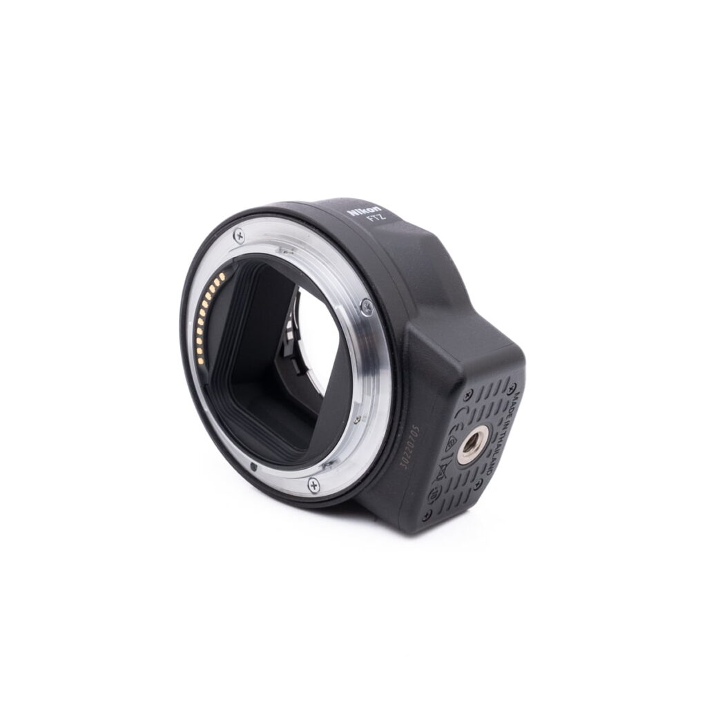 Lähikuva Canon Speedlite 430EX - Käytetty salama, jossa on musta ulkokuori ja metallinen kiinnike, seisoo pystyssä valkoisella taustalla.