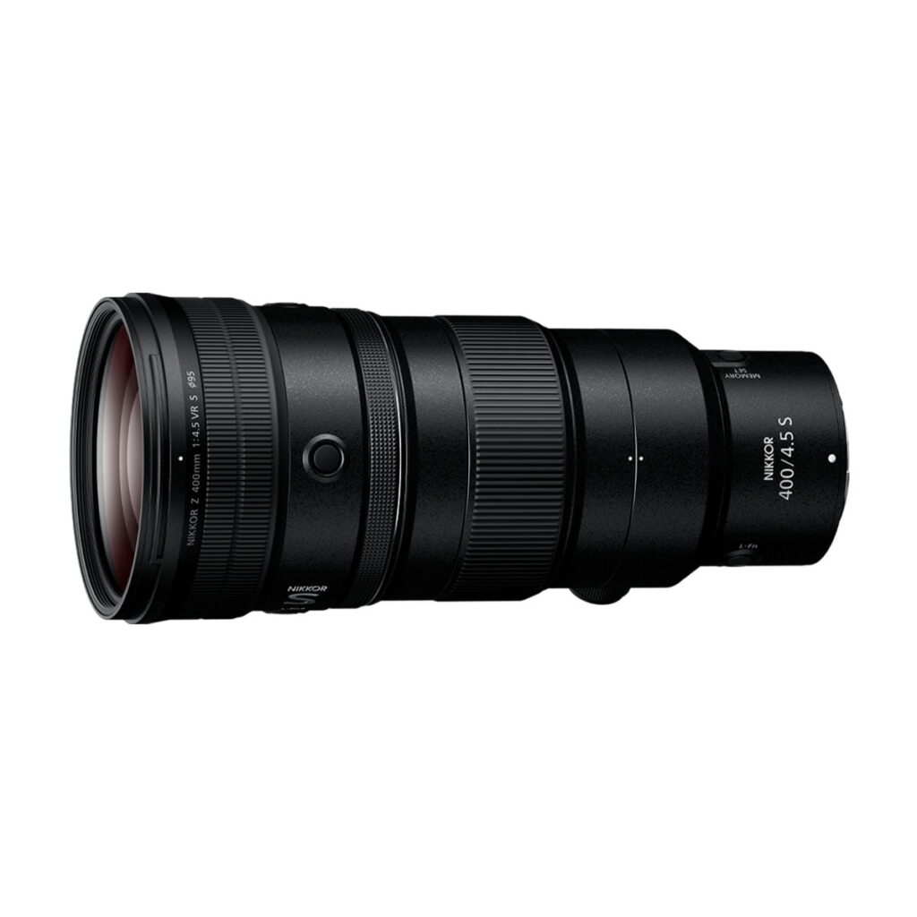 Nikkor-Z-400mm-F4.5 Musta Nikon Nikkor Z 400mm f/4.5 VR S -objektiivi teleobjektiivi, jossa on säätörenkaat ja painikkeet valkoisella pohjalla.