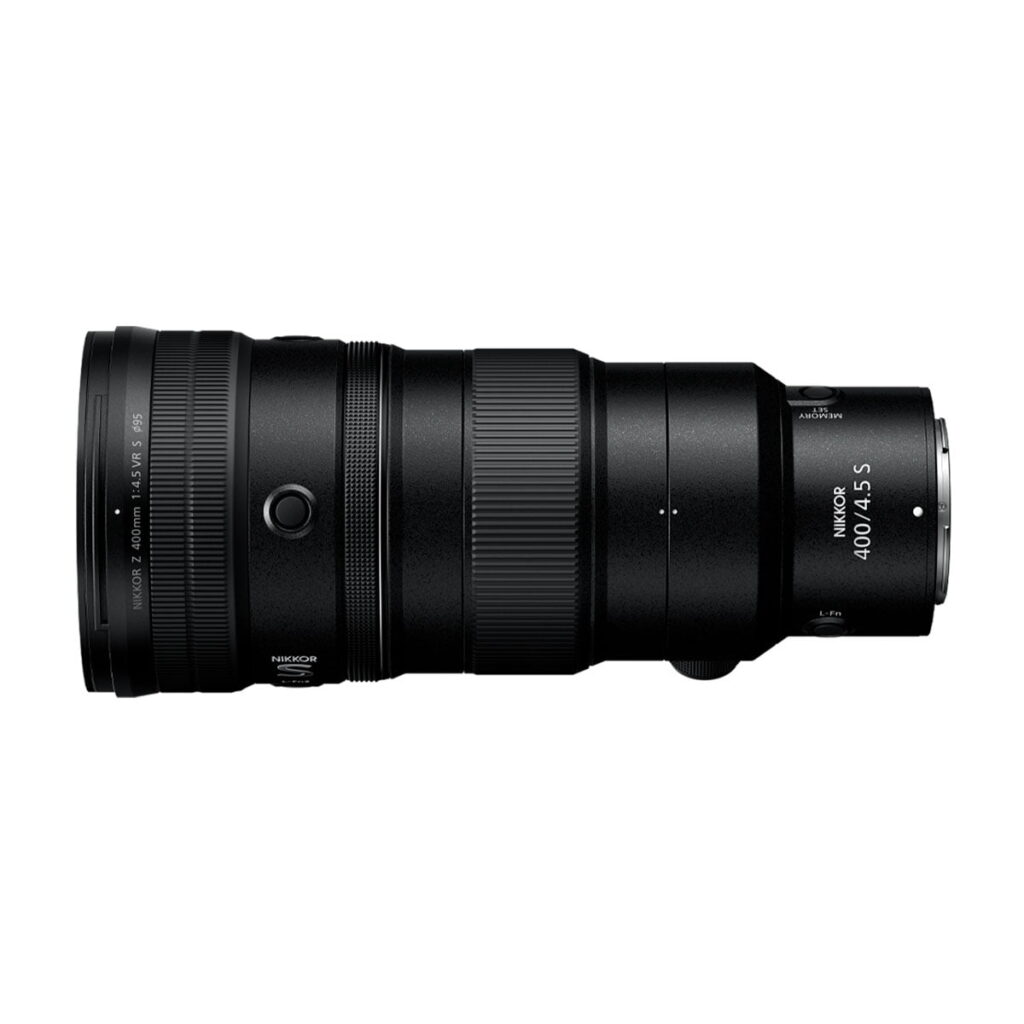 Nikkor-Z-400mm-F4.5-2 Nikon Nikkor Z 400mm f/4.5 VR S -objektiivi on musta teleobjektiivi, jossa on kuvioitu zoomausrengas ja yksityiskohtaiset merkinnät sivuprofiilissa valkoista taustaa vasten.