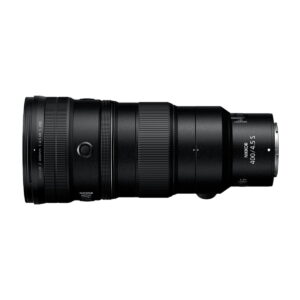 Nikkor-Z-400mm-F4.5-2 Nikon Nikkor Z 400mm f/4.5 VR S -objektiivi on musta teleobjektiivi, jossa on kuvioitu zoomausrengas ja yksityiskohtaiset merkinnät sivuprofiilissa valkoista taustaa vasten.