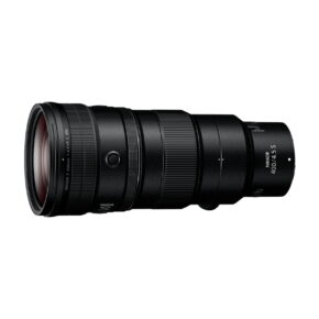 Nikkor-Z-400mm-F4.5 Musta Nikon Nikkor Z 400mm f/4.5 VR S -objektiivi teleobjektiivi, jossa on säätörenkaat ja painikkeet valkoisella pohjalla.