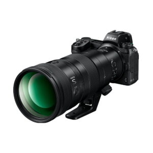 Nikkor-Z-400mm-F4.5-4 Nikon Nikkor Z 400mm f/4.5 VR S -teleobjektiivi, jossa on jalustakiinnitys, näkyy mustassa kamerassa valkoista taustaa vasten.