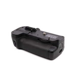 Nikon MB-D11-1 Käytetty Nikon MB-D11 -akkukahva, musta, jossa on kuvioitu kahva, ohjauspainikkeet ja jalustakiinnitys, näkyy valkoisella pohjalla.