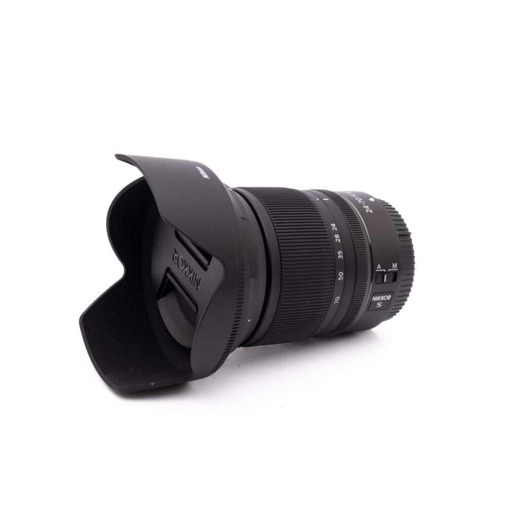 Nikon-Z-24-70mm f4-1 RodeCaster Pro (Kunto K5, Takuu 6kk) - Käytetty näkyy kyljellään valkoista taustaa vasten. Sen ohjauspaneelit ja painikkeet ovat näkyvissä, ja niissä korostuvat erilaiset tulovaihtoehdot ja ääniasetukset.