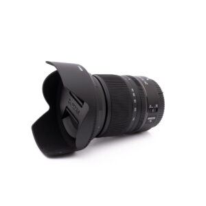 Nikon-Z-24-70mm f4-1 RodeCaster Pro (Kunto K5, Takuu 6kk) - Käytetty näkyy kyljellään valkoista taustaa vasten. Sen ohjauspaneelit ja painikkeet ovat näkyvissä, ja niissä korostuvat erilaiset tulovaihtoehdot ja ääniasetukset.