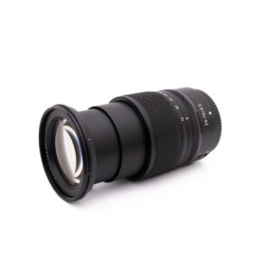 Nikon-Z-24-70mm f4-2 Käytetty RodeCaster Pro (Kunto K5, Takuu 6kk) on sijoitettu vinosti valkoiselle taustalle.
