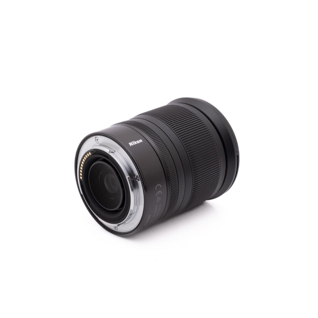 Nikon-Z-24-70mm f4-3 Käytetty RodeCaster Pro (Kunto K5, Takuu 6kk) -äänimikseri on suunnattu valkoiselle taustalle, ja sen säätönupit ja tuloliitännät näkyvät.