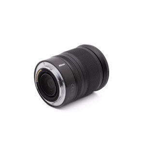 Nikon-Z-24-70mm f4-3 Käytetty RodeCaster Pro (Kunto K5, Takuu 6kk) -äänimikseri on suunnattu valkoiselle taustalle, ja sen säätönupit ja tuloliitännät näkyvät.