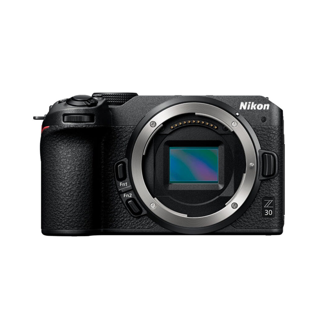 Nikon-Z30 Nikon Z30 -järjestelmäkameran etukuvassa näkyy sen musta runko, objektiivin kiinnitys, kenno sekä eri painikkeet ja säätimet.