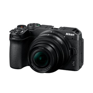 Nikon-Z30-2 A Nikon Z30 -järjestelmäkamera musta runko irrotettavalla objektiivilla, esitelty kulmasta valkoisella taustalla; kamerassa on teksturoitu ote ja näkyvät säätöpainikkeet.