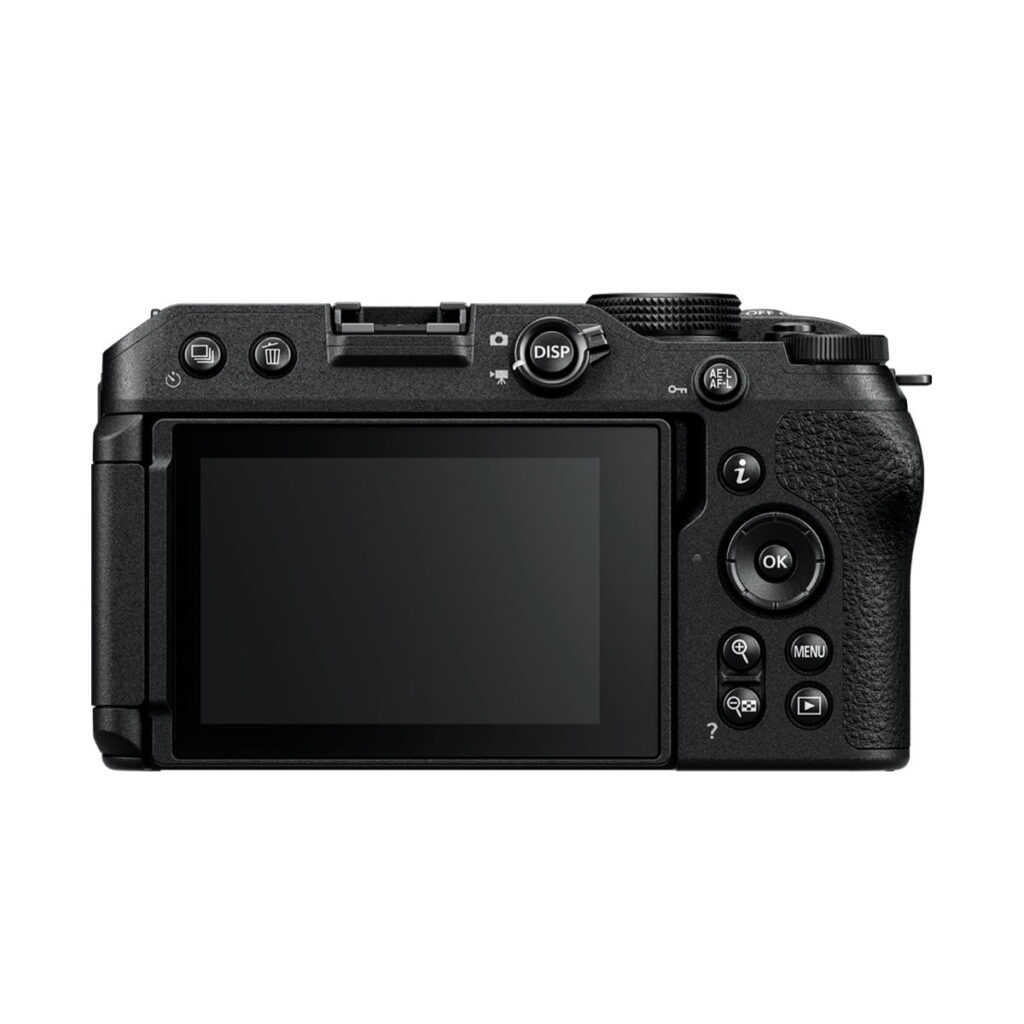 Nikon-Z30-3 Kuvassa on Nikon Z30 -järjestelmäkameran takanäkymä, jossa on suuri nestekidenäyttö, useita ohjauspainikkeita ja kuvioitu kahva oikealla puolella.