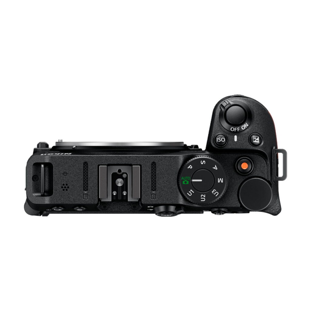 Nikon-Z30-4 Nikon Z30 -järjestelmäkameran rungon ylhäältä katsottuna säätimet, suljinpainike, virtakytkin, kuumakenkäkiinnitys ja muistikorttipaikka näkyvissä. Kameran objektiivi ei ole kiinnitetty.