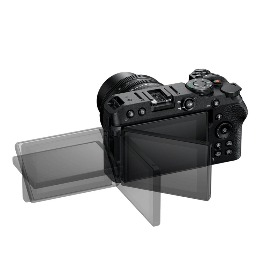 Nikon-Z30-6 Mustassa Nikon Z30 -järjestelmäkamerassa on täysin nivelletty LCD-näyttö, joka näkyy kolmessa asennossa, mikä korostaa sen kykyä kallistaa ja kääntää kameran runkoa ulospäin.