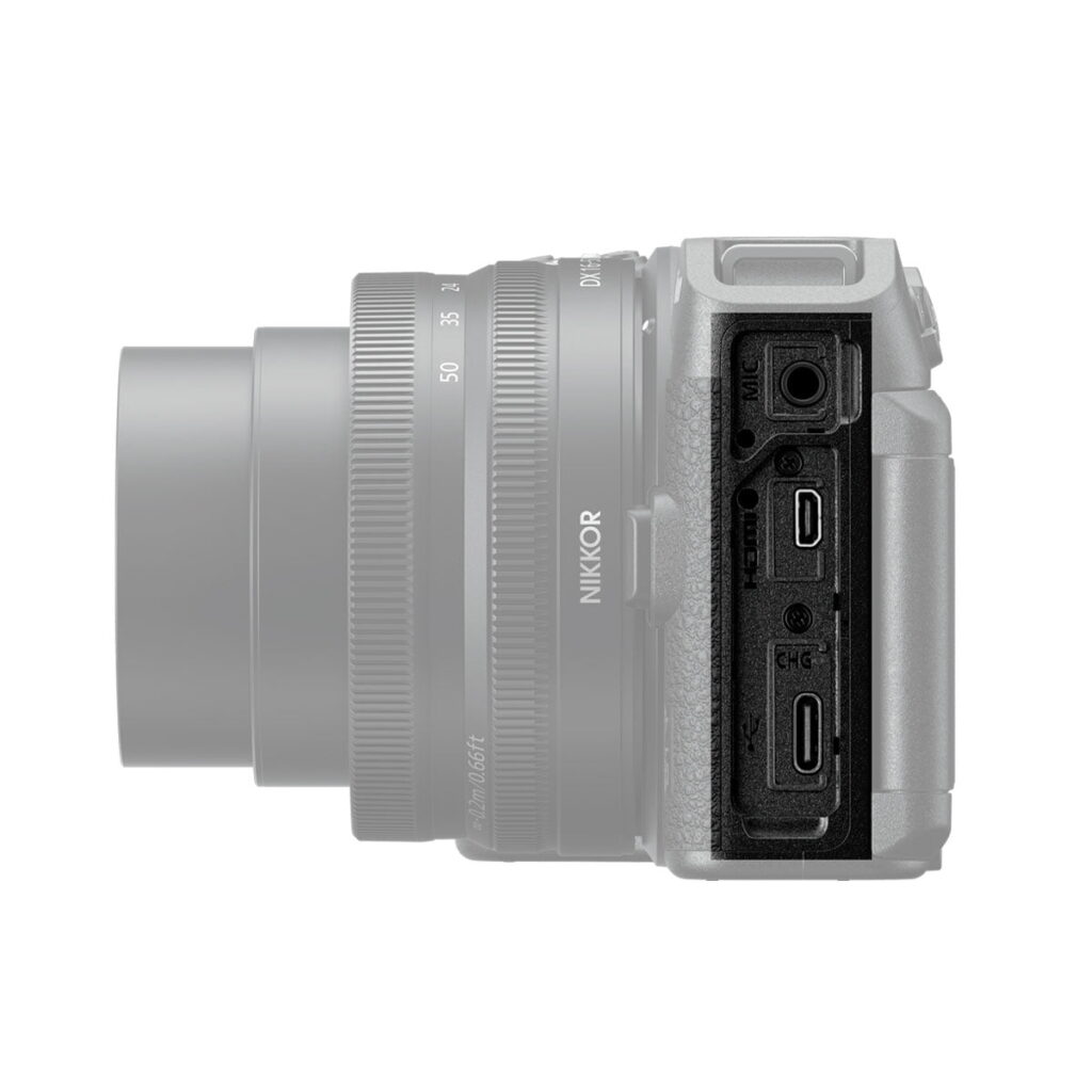 Nikon-Z30-7 Nikon Z30 -järjestelmäkameran sivukuvassa näkyy objektiivi ulosvedettynä ja kolme avointa porttia - mikrofonitulo, mikro HDMI ja USB-C - kameran oikealla puolella.