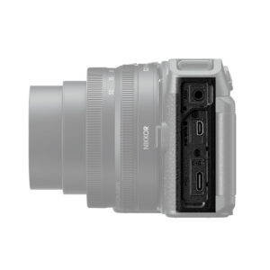 Nikon-Z30-7 Nikon Z30 -järjestelmäkameran sivukuvassa näkyy objektiivi ulosvedettynä ja kolme avointa porttia - mikrofonitulo, mikro HDMI ja USB-C - kameran oikealla puolella.