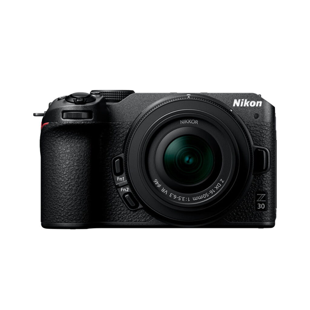 Nikon-Z30-kit Nikon Z30 + Nikkor Z DX 16-50mm f/3.5-6.3 VR -peilittömän mustan kameran etukuva, jossa näkyy Nikonin logo ja kameran rungossa näkyvät painikkeet ja säätimet.