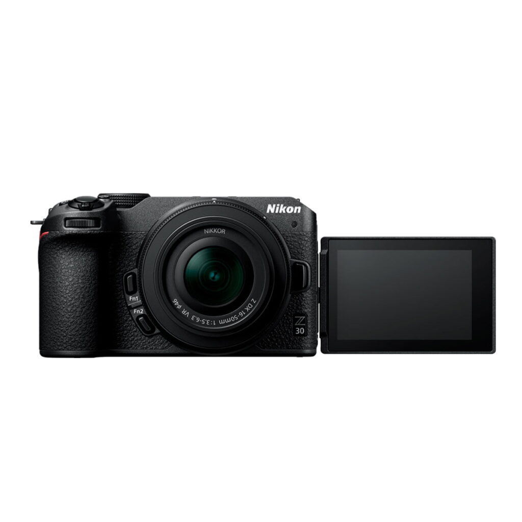 Nikon-Z30-kit-2 Nikon Z30 + Nikkor Z DX 16-50mm f/3.5-6.3 VR mustana on kuvattu edestä valkoista taustaa vasten, ja sen ulosvedettävä LCD-näyttö on laajennettu oikealle.