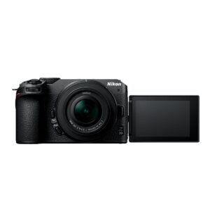 Nikon-Z30-kit-2 Nikon Z30 + Nikkor Z DX 16-50mm f/3.5-6.3 VR mustana on kuvattu edestä valkoista taustaa vasten, ja sen ulosvedettävä LCD-näyttö on laajennettu oikealle.