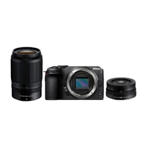 Nikon-Z30-kit-3 Kuvassa Nikon Z30 -kamera ja oikealla Nikkor Z DX 16-50mm f/3.5-6.3 VR -objektiivi ja vasemmalla Nikkor Z DX 50-250mm f/4.5-6.3 VR -telezoom-objektiivi, kaikki valkoista taustaa vasten.