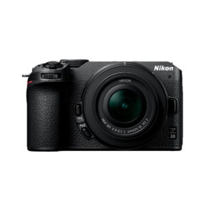 Nikon-Z30-kit Nikon Z30 + Nikkor Z DX 16-50mm f/3.5-6.3 VR -peilittömän mustan kameran etukuva, jossa näkyy Nikonin logo ja kameran rungossa näkyvät painikkeet ja säätimet.