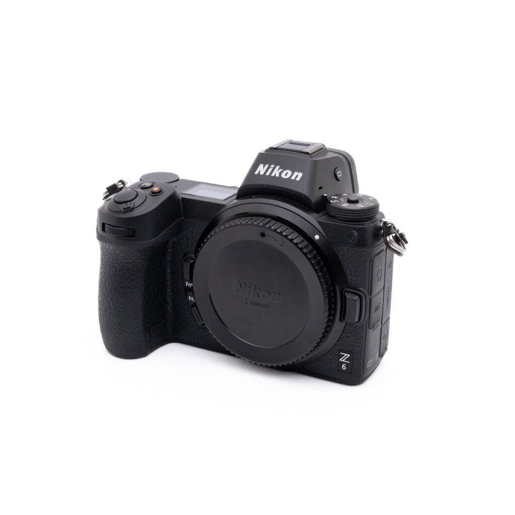 Nikon Z6-1 Sigma 30mm f/1.4 DC DN -objektiivi Sony E -kiinnikkeelle (käytetty) on kuvattu valkoisella taustalla, hieman oikealle suunnattuna ja etu- ja takasuojukset kiinnitettyinä.