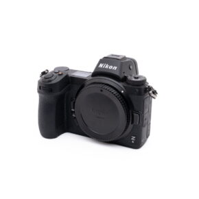 Nikon Z6-1 Sigma 30mm f/1.4 DC DN -objektiivi Sony E -kiinnikkeelle (käytetty) on kuvattu valkoisella taustalla, hieman oikealle suunnattuna ja etu- ja takasuojukset kiinnitettyinä.