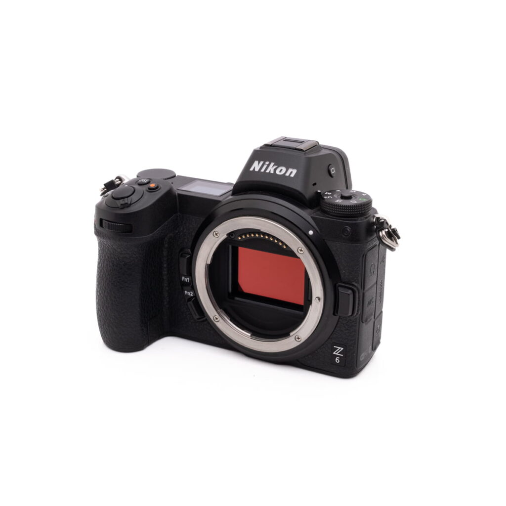 Nikon Z6-2 Sigma 30mm f/1.4 DC DN Sony E -objektiivi (käytetty), joka on esillä ilman kameraa, näyttää etummaisen lasielementtinsä ja metallisen kiinnityksensä valkoista taustaa vasten.