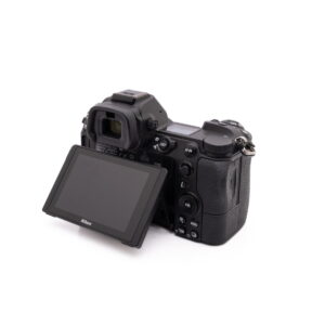 Nikon Z6-3 Sigma 30mm f/1.4 DC DN Sony E - Käytetty -objektiivi takaapäin valkoisella taustalla.