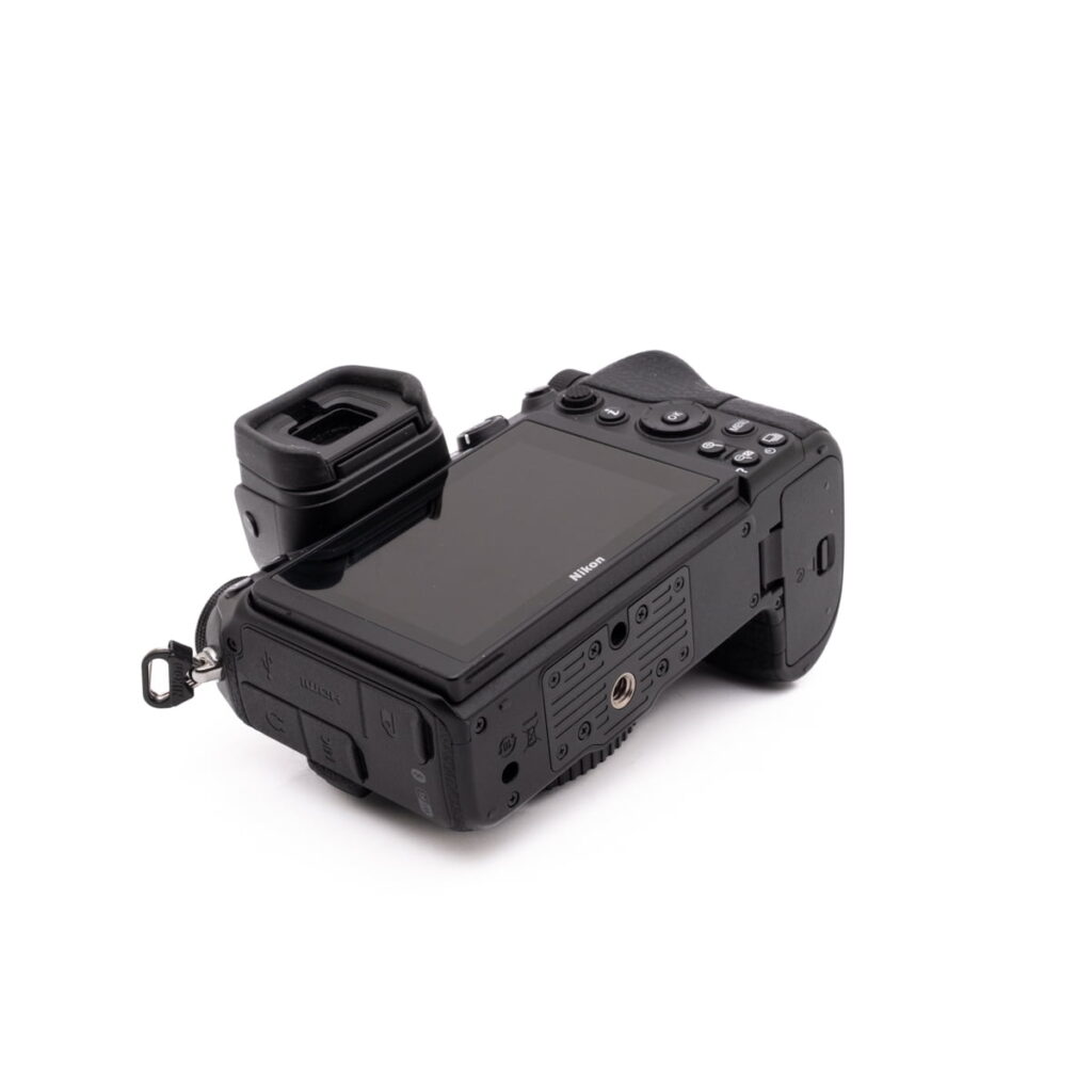 Nikon Z6-5 Sigma 30mm f/1.4 DC DN Sony E - Käytetty -objektiivi näkyy takaa, ja sen kiinnitys- ja ohjaustiedot korostuvat valkoisella taustalla.