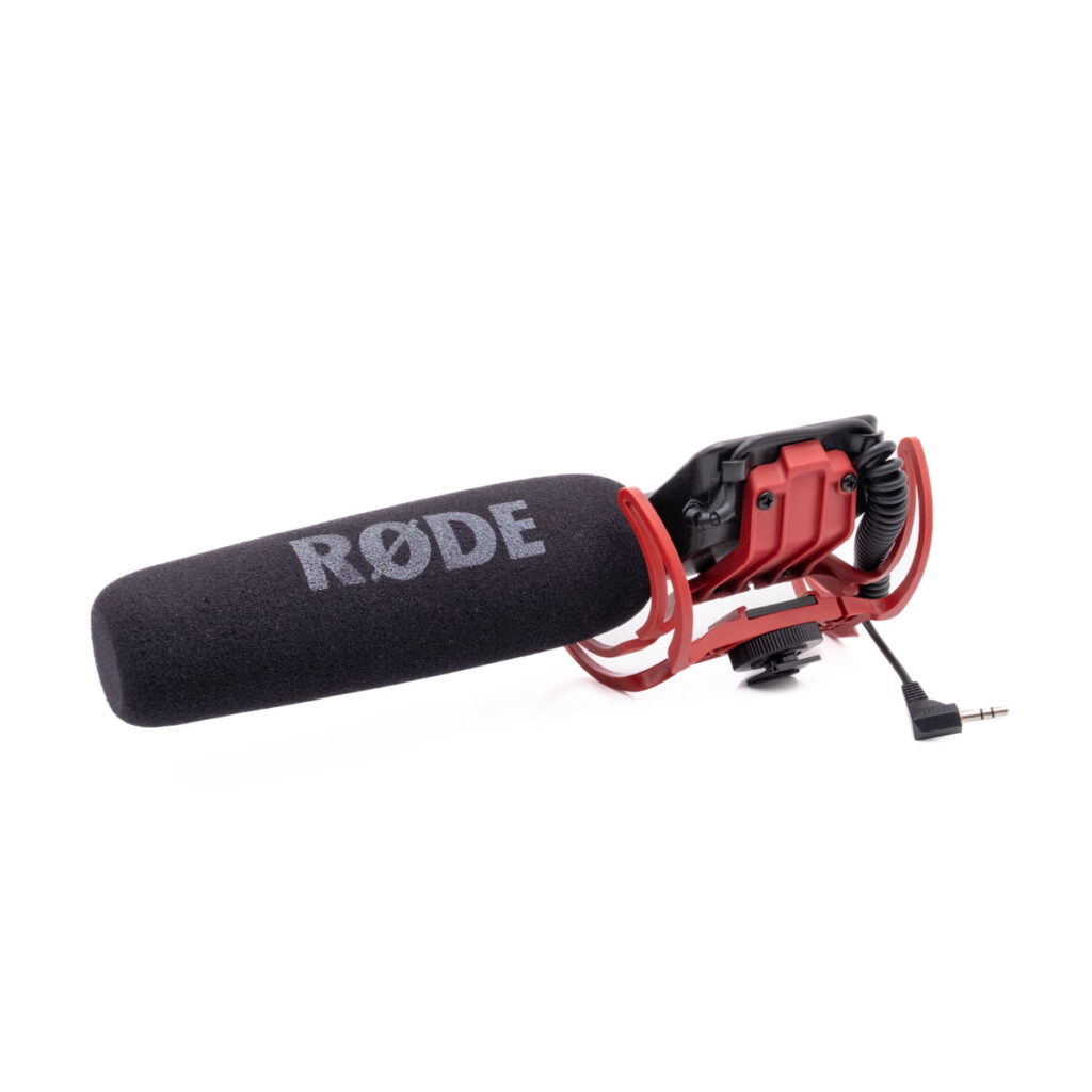 Rode Videomic-1 Käytetty Nikon AF-S Nikkor 50mm f/1.8 G (Kunto K4.5) -objektiivi eristettynä valkoiselle taustalle.