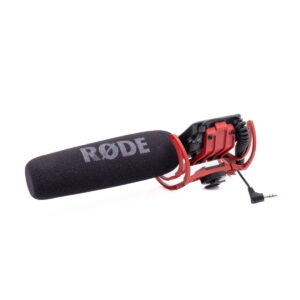 Rode Videomic-1 Käytetty Nikon AF-S Nikkor 50mm f/1.8 G (Kunto K4.5) -objektiivi eristettynä valkoiselle taustalle.