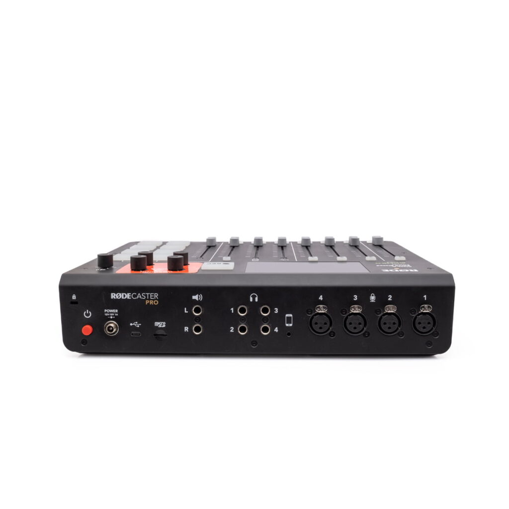 RodeCaster pro-2 Käytetty musta RodeCaster Pro (Kunto K5, Takuu 6kk) -äänimikseri näkyy takaa, ja siinä on erilaisia tulo-/lähtöportteja - XLR, kuulokkeet, USB - ja yläpuolella säätösäätimet.