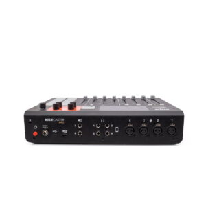 RodeCaster pro-2 Käytetty musta RodeCaster Pro (Kunto K5, Takuu 6kk) -äänimikseri näkyy takaa, ja siinä on erilaisia tulo-/lähtöportteja - XLR, kuulokkeet, USB - ja yläpuolella säätösäätimet.