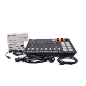 RodeCaster pro-3 RodeCaster Pro (Kunto K5, Takuu 6kk) - Käytetty miksauspöytä, jossa on fadereita, säätimiä, painikkeita, virta- ja USB-kaapelit, virtalähde ja DC-USB1-laatikot valkoisella pohjalla.