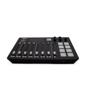 RodeCaster pro RodeCaster Pro (Kunto K5, Takuu 6kk) - Käytetty on musta äänimikseri, jonka yläpinnalla on useita liukusäätimiä, painikkeita, nuppineuvoja ja neliönmuotoisia padeja valkoisella pohjalla.