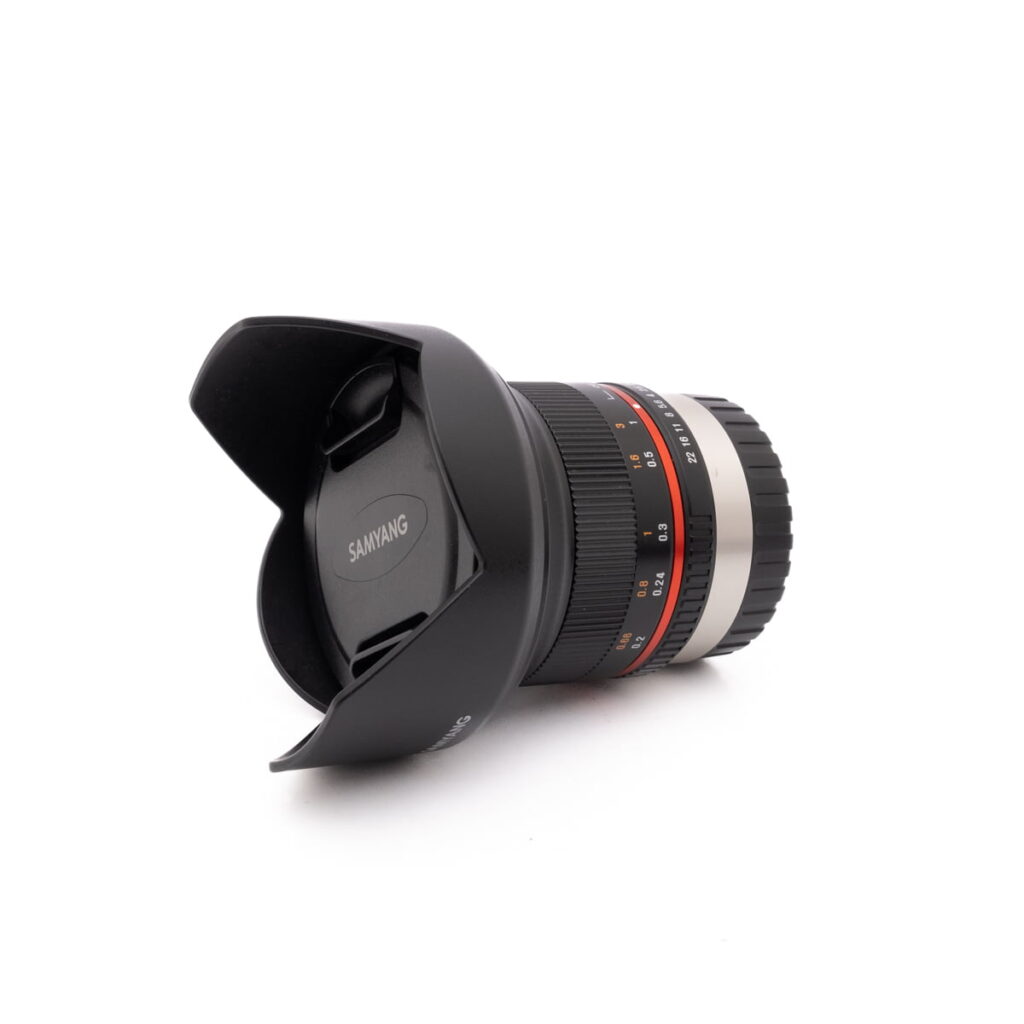 Samyang 12mm f2 fuji-1 Canon Speedlite 430EX - Käytetty, kyljellään valkoista taustaa vasten. Salaman ohjauspainikkeet ja merkinnät ovat oranssia ja valkoista.