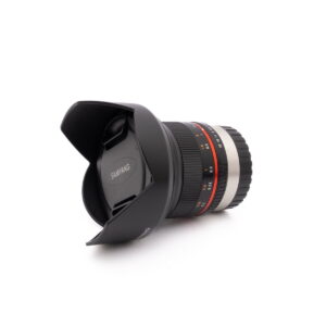 Samyang 12mm f2 fuji-1 Canon Speedlite 430EX - Käytetty, kyljellään valkoista taustaa vasten. Salaman ohjauspainikkeet ja merkinnät ovat oranssia ja valkoista.