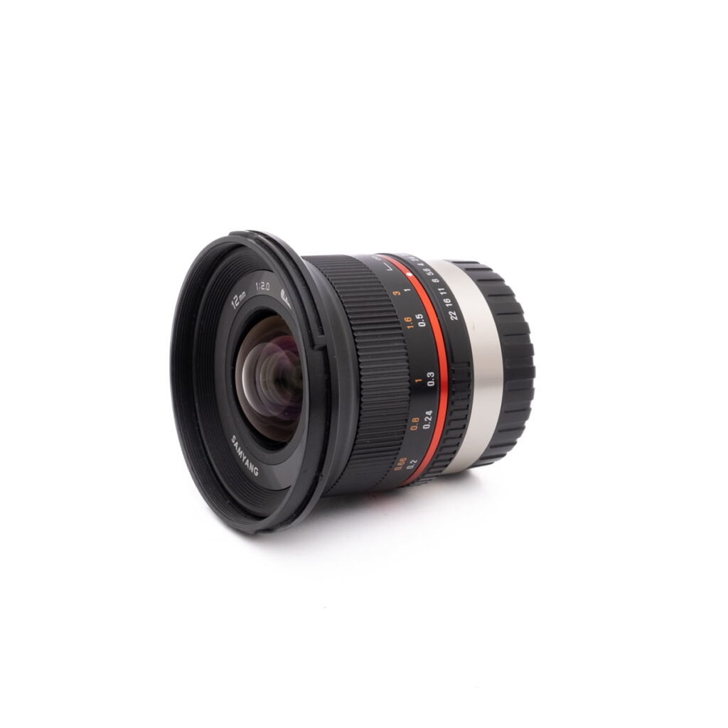 Samyang 12mm f2 fuji-2 Canon Speedlite 430EX - Käytetty salama, jossa on musta runko, punainen korostusviiva ja kuvioidut hallintalaitteet, näkyy valkoisella pohjalla.