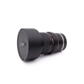 Samyang 14mm f2.8 SonyE-1 Fujinon XF 50-140mm f/2.8 OIS WR - Käytetty objektiivi, johon on kiinnitetty vastavalosuoja, makaa kyljellään valkoista taustaa vasten, ja siinä on useita säätörenkaita ja punaisia korostusviivoja.