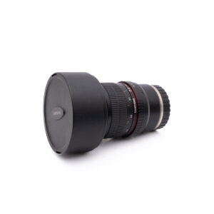 Samyang 14mm f2.8 SonyE-1 Fujinon XF 50-140mm f/2.8 OIS WR - Käytetty objektiivi, johon on kiinnitetty vastavalosuoja, makaa kyljellään valkoista taustaa vasten, ja siinä on useita säätörenkaita ja punaisia korostusviivoja.