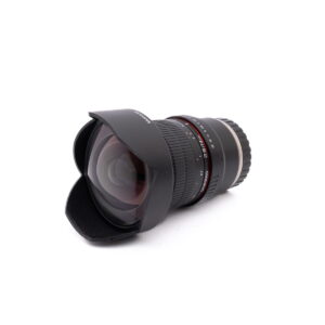 Samyang 14mm f2.8 SonyE-2 Fujinon XF 50-140mm f/2.8 OIS WR - Käytetty -objektiivi näkyy kuvakulmassa valkoisella taustalla, ja siinä on musta runko, punainen korostusrengas ja terälehden muotoinen huppu.