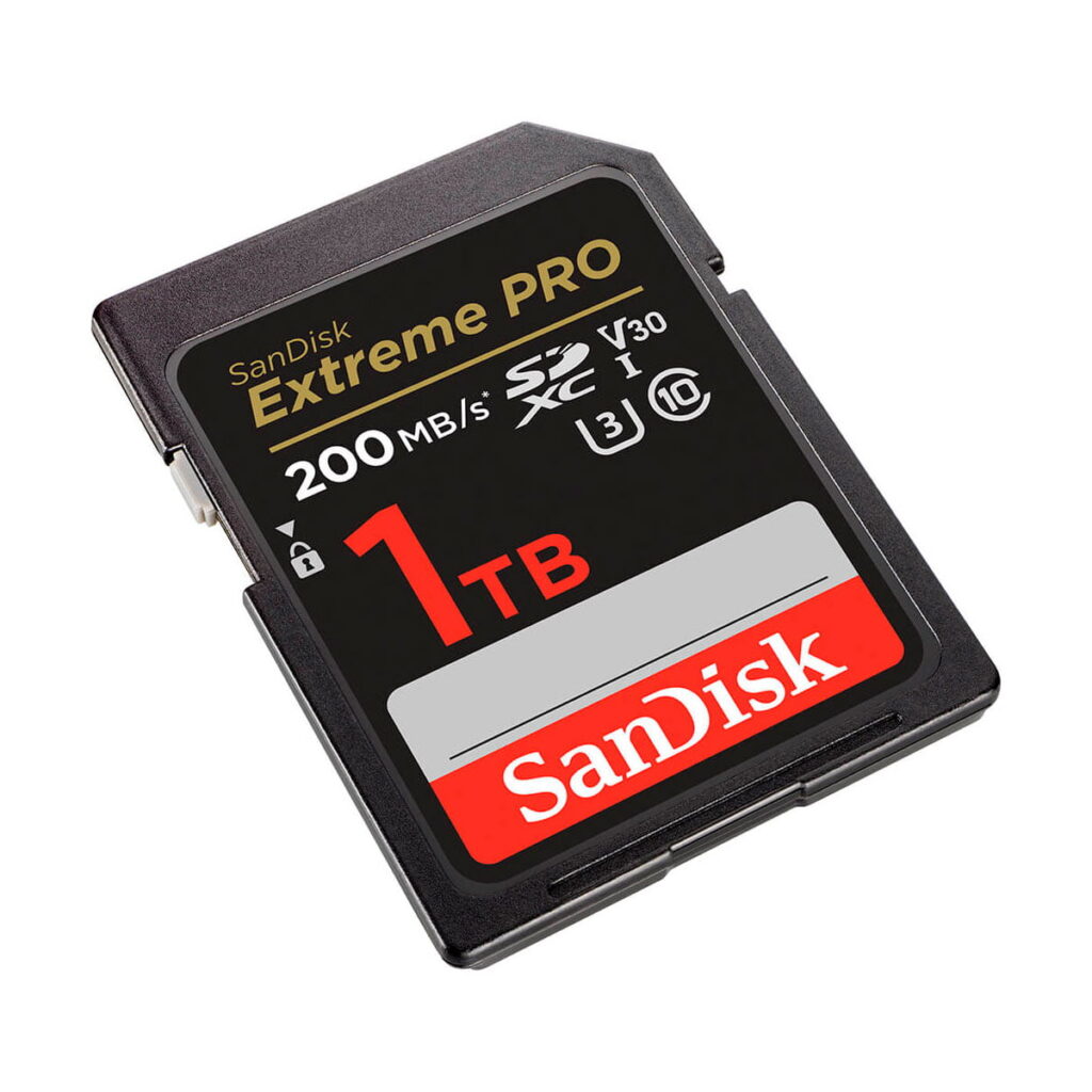 Sandisk-Extreme-Pro-1TB-200MBs-2 Sandisk SDXC 1TB Extreme Pro 200MB/s -muistikortti on musta muistikortti, jossa on punainen, valkoinen ja kultainen etiketti, jossa näkyy sen V30-, U3- ja Class 10 -luokitukset.